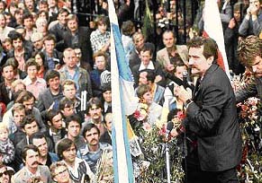 Solidaritets leder Lech Walesa taler til folket