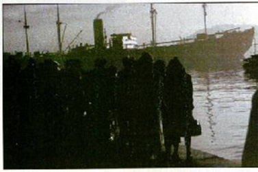 I Oslo gikk fangene om bord i det tyske skipet ”Donau”. Her har Georg W. Fossum i hemmelighet fotografert skipet på kaia i Oslo torsdag 26. november 1942. og innlastingen av 530 jøder 