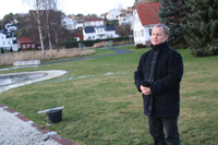 Bjørn Egil Olsen fra Risør Ungdomsskole holder appell i Fredsparken