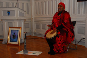 Safia Y. Abdi spiller tromme