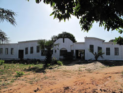 Fredshus og IT bygg i Gambia