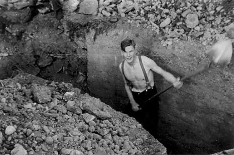 Student kai Mohr i ferd med å grave skyttergraver