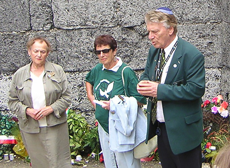 På bildet er hun sammen med Edith Notowitz som også satt i Auschwitz (til venstre) og reiseleder Henry Wold fra Aktive Fredsreiser (til høyre). 