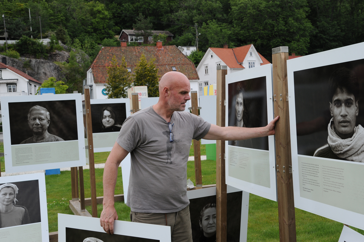 Tom Hatlestad med portretter fra prosjektet Tracing Freedom
