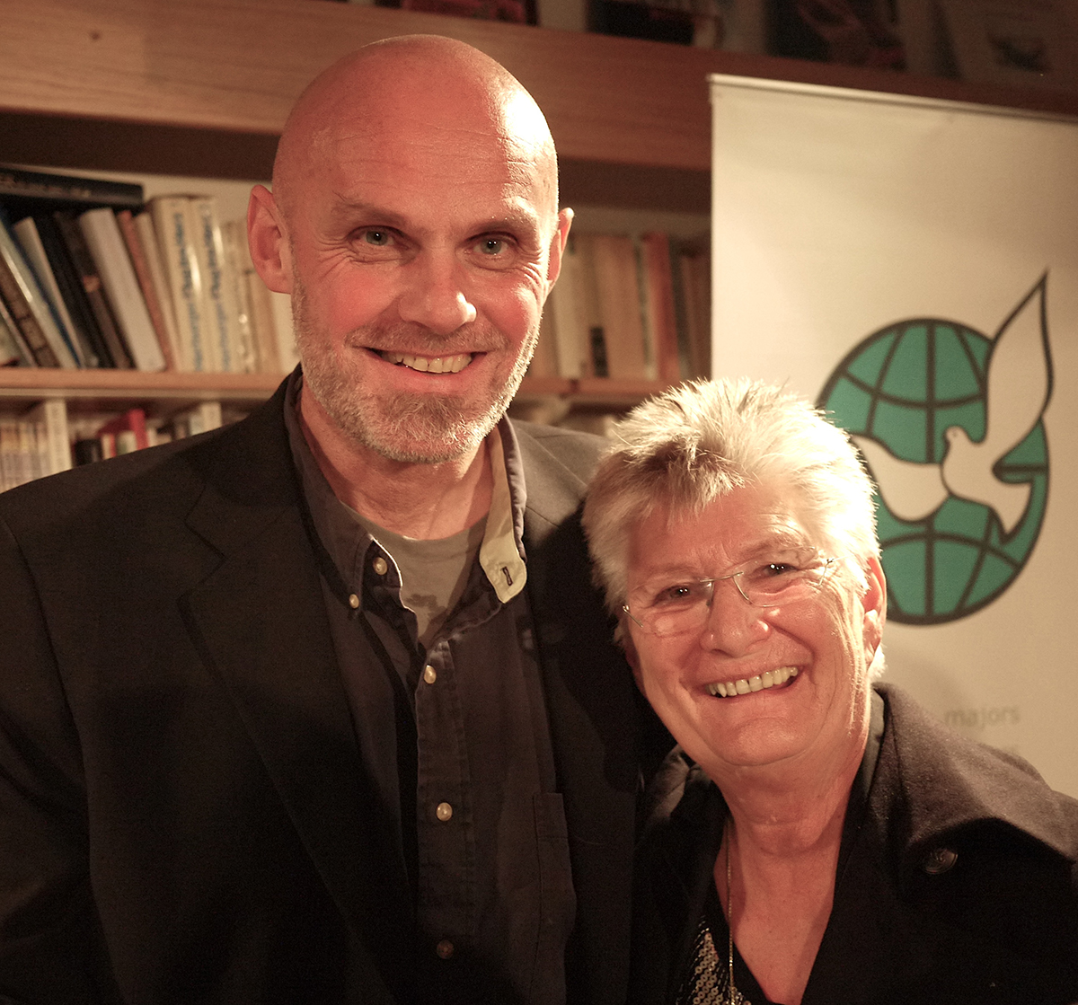 Tom Hatlestad sammen med Helga Arntzen ved utdelingen av Blanche Majors forsoningspris