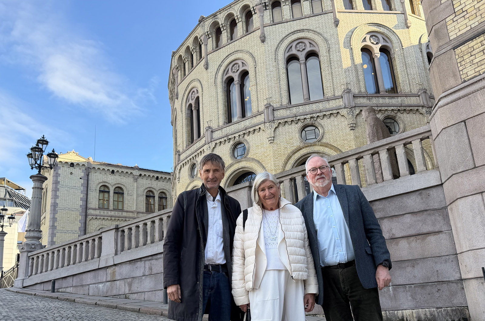 Uwe Arntzen, Helga Arntzen og Per Kristian Lunden foran Stortinget