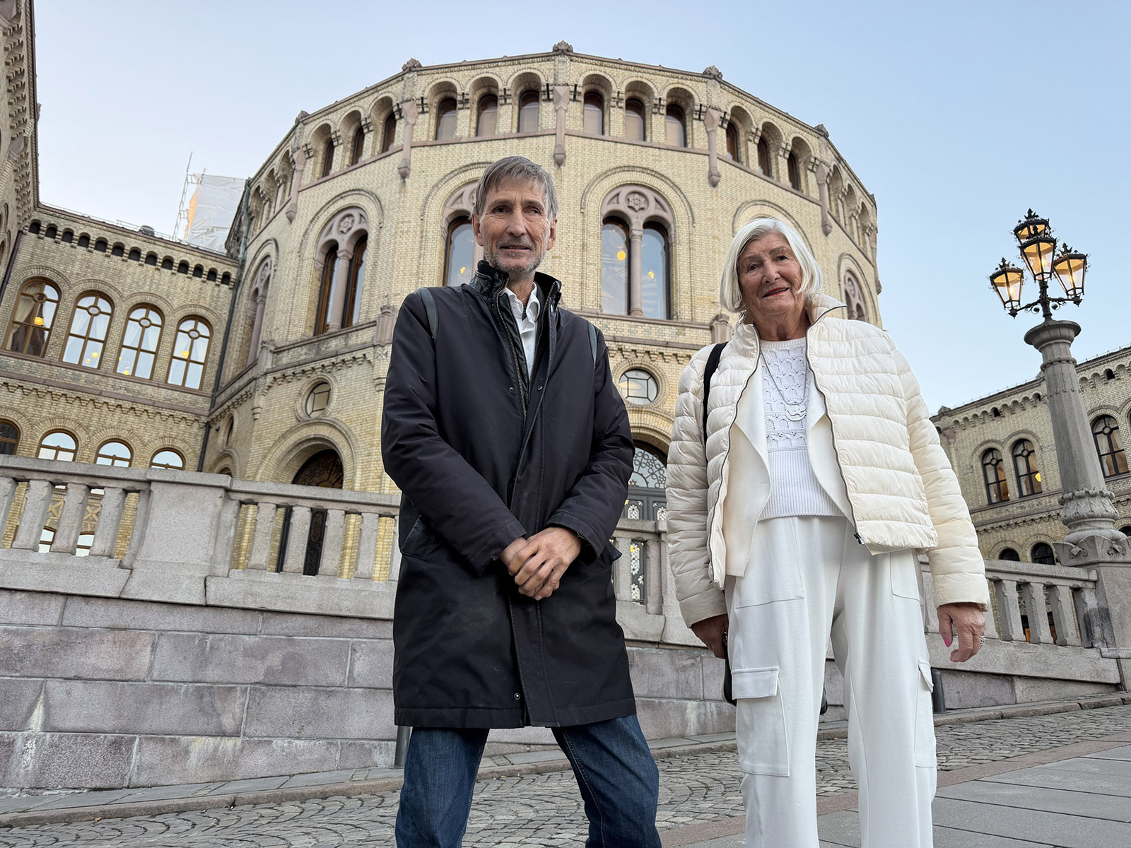 Uwe Arntzen og Helga Arntzen foran Stortinget