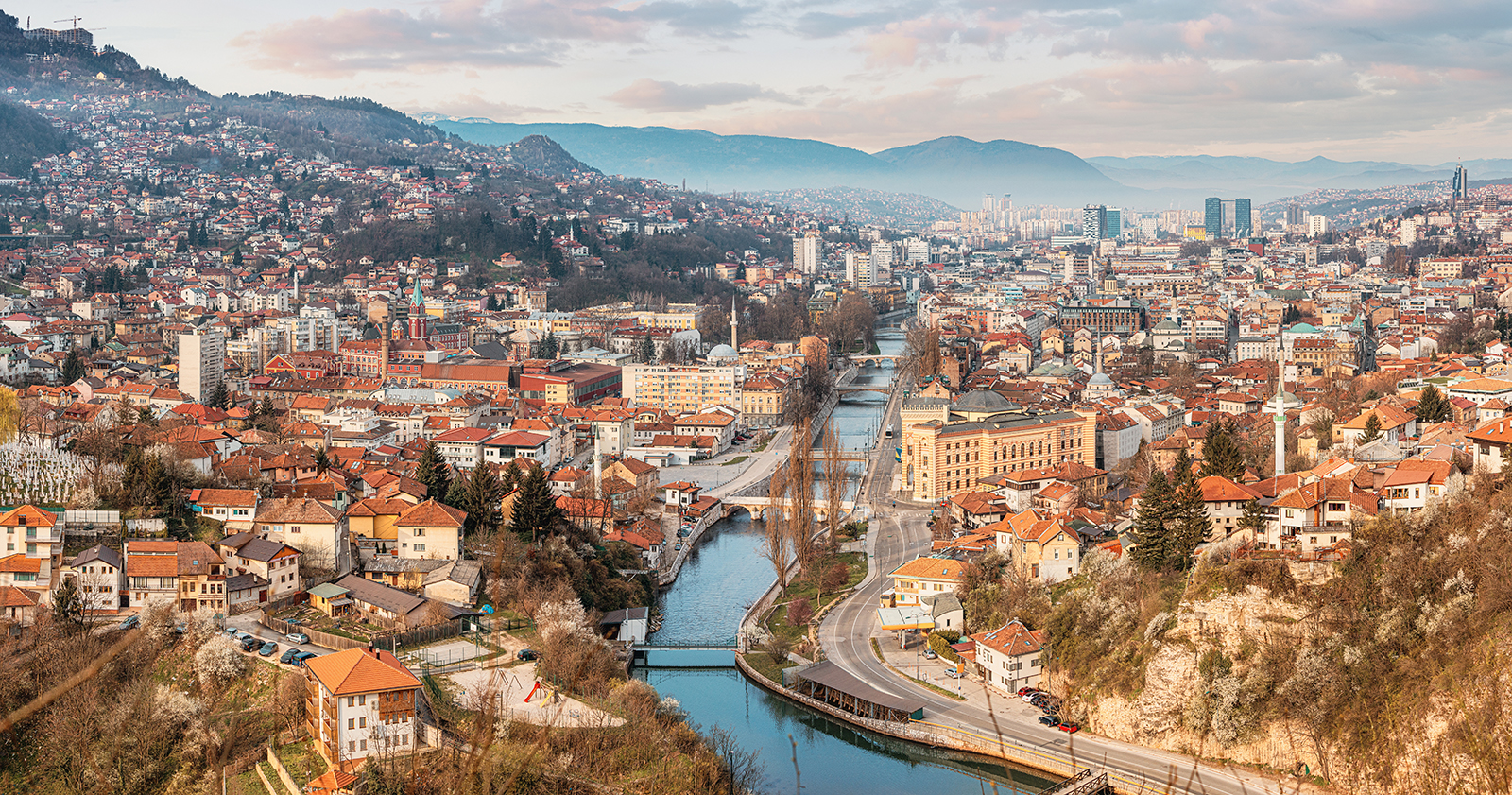 Sarajevo med byen og fjellene omkring