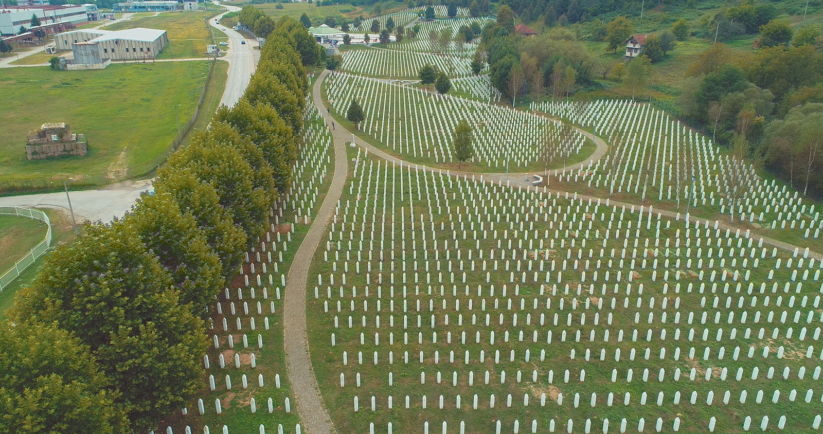 Minnestedet i Potočari ved Srebrenica
