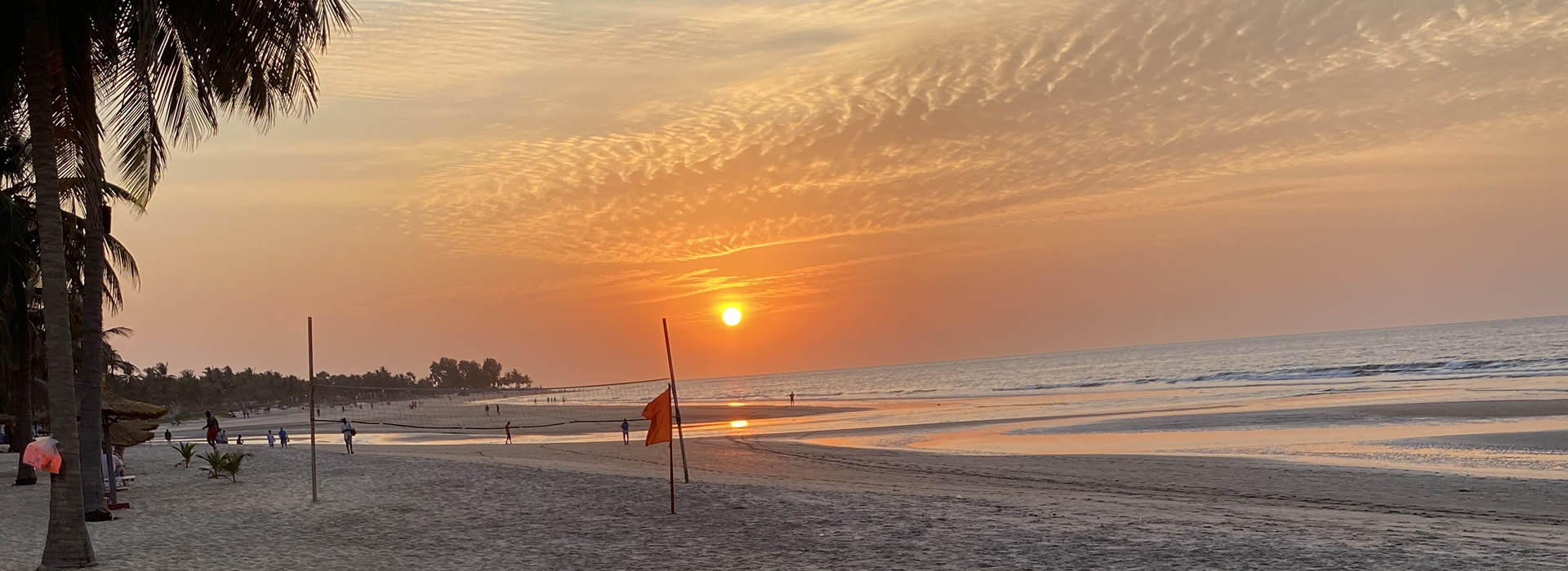 Solnedgang ved stranden i Gambia
