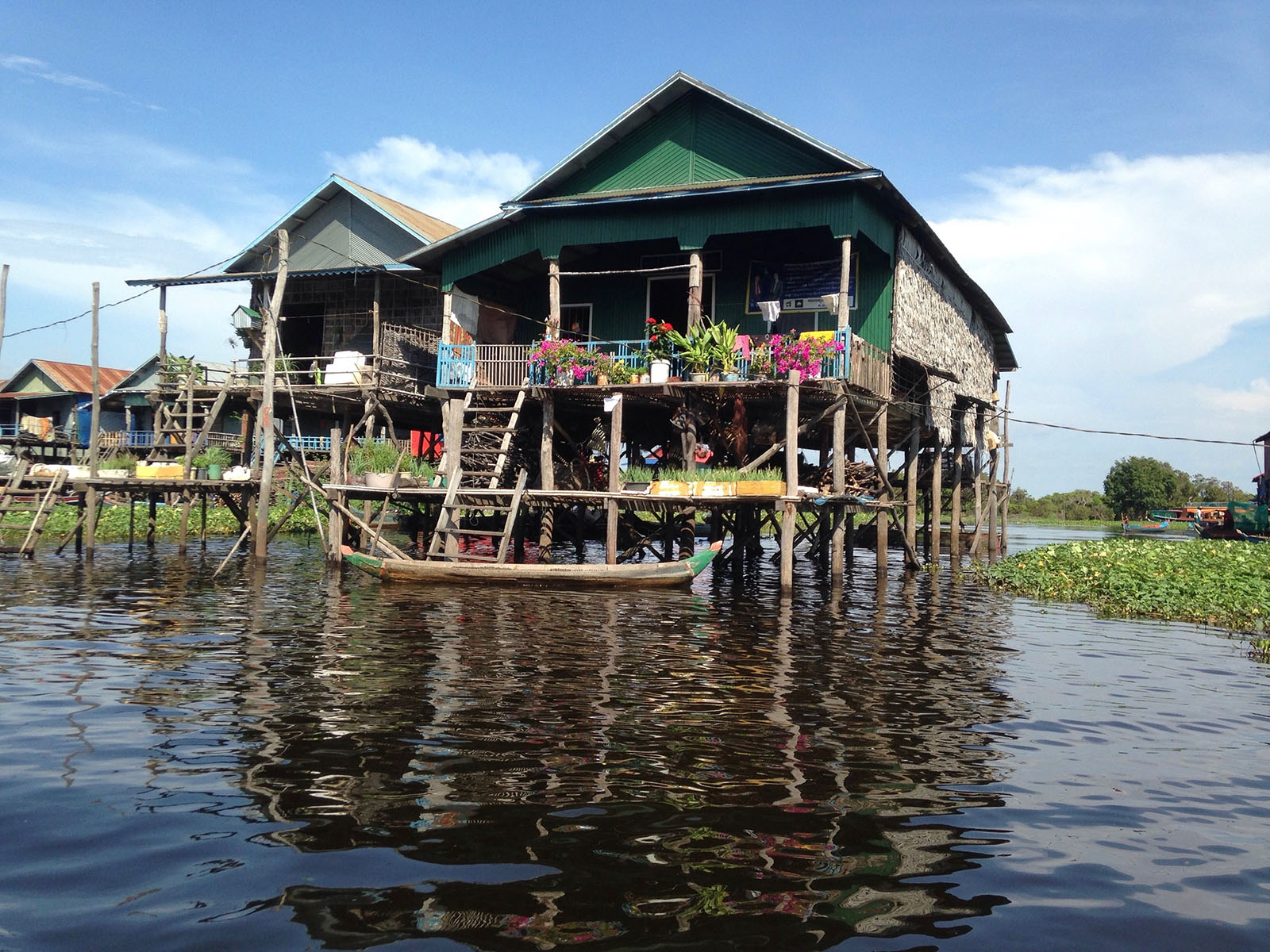 Flytende landsby ved Tonlé Sap i Kambodsja