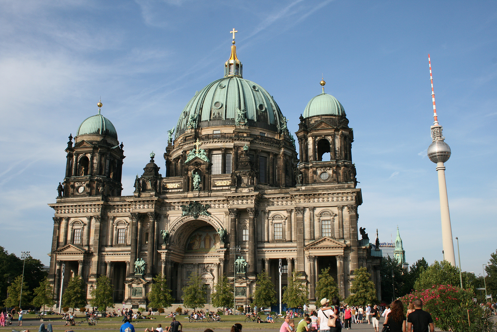 Berlinerdomen med fjernsynstårnet i bakgrunnen