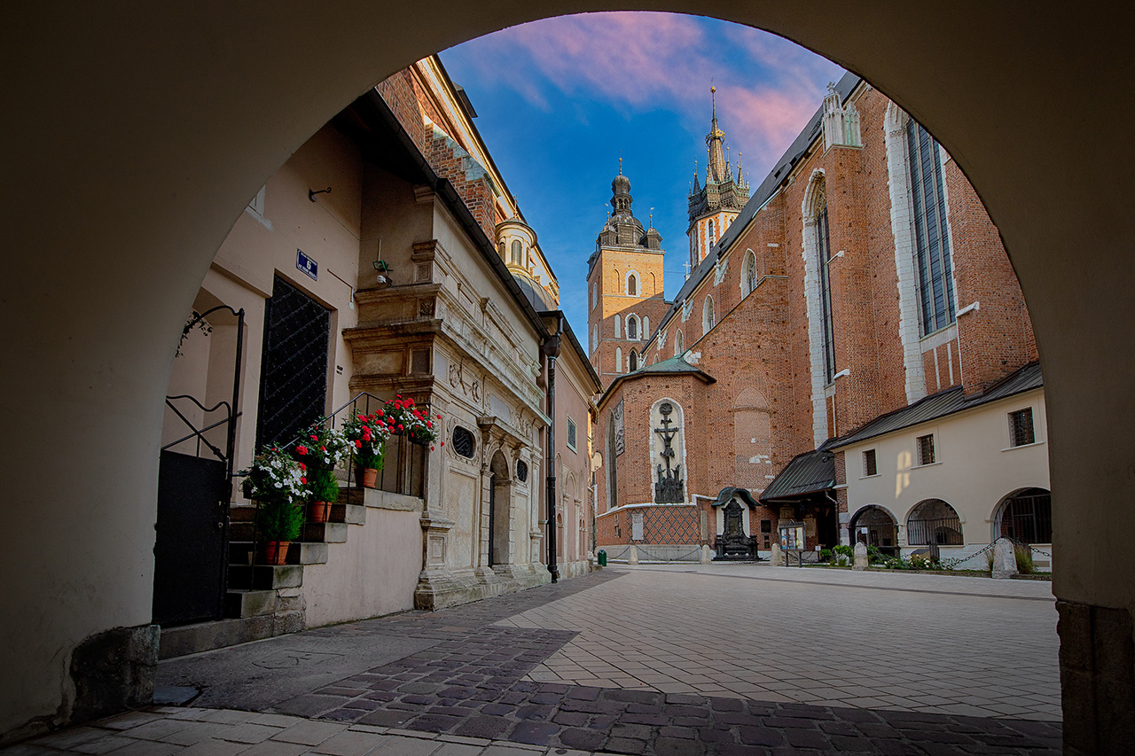 Mariakirken i Krakow sett fra en av sidegatene