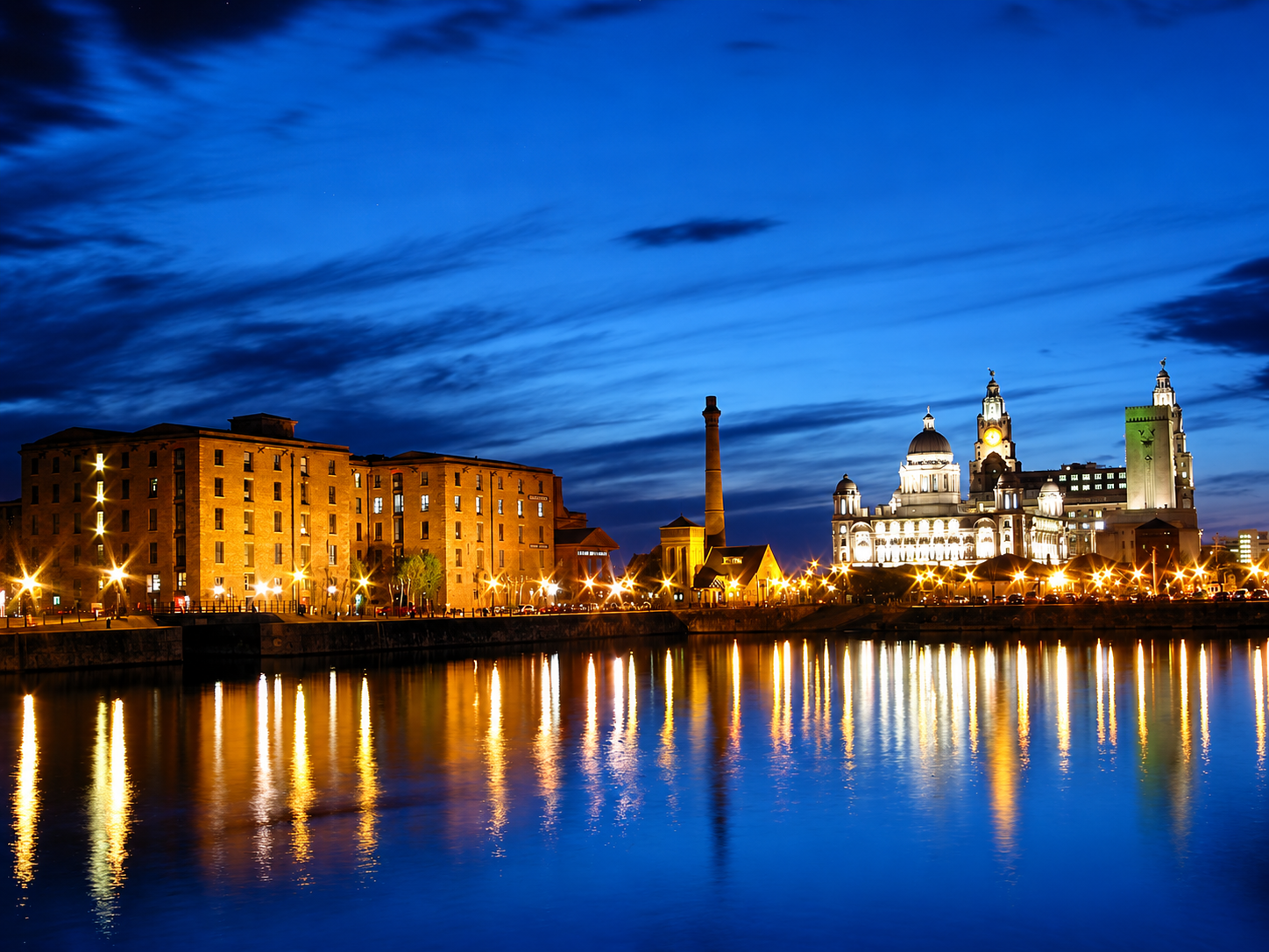Albert Dock og havnefronten i Liverpool om kvelden