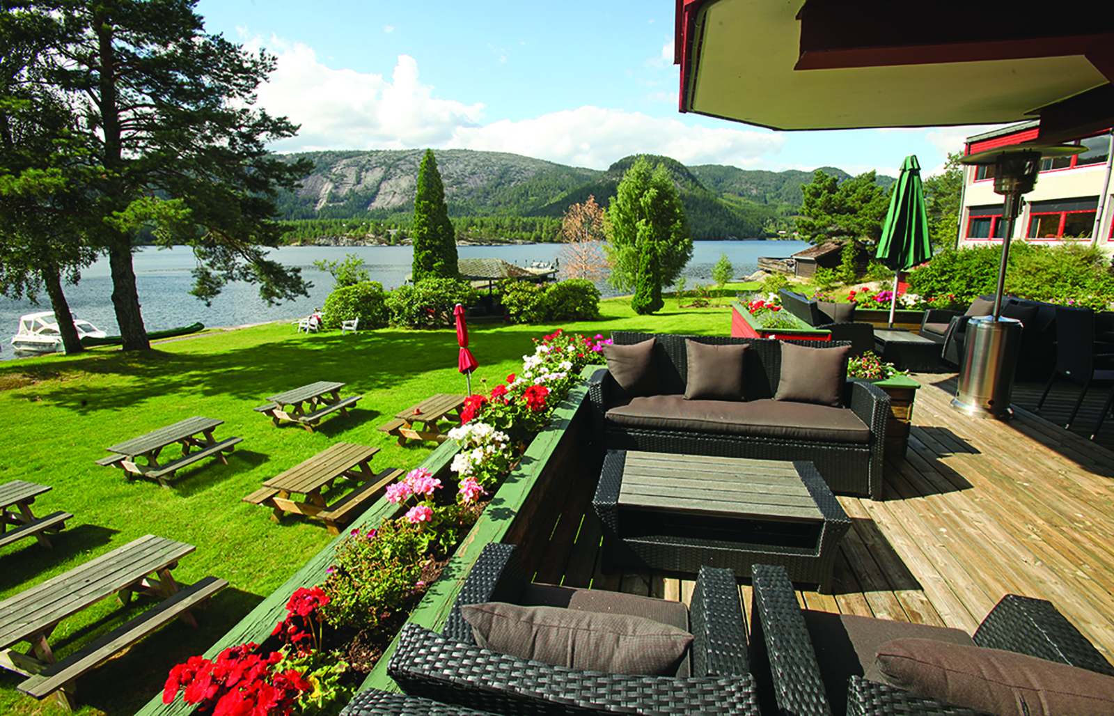 Terreassen og haven til Revsnes hotell