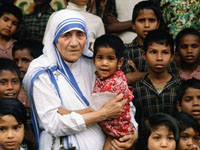 Moder Teresa sammen med barn