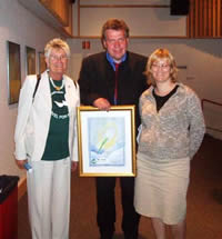 Helga Arntzen sammen med Erling Borgen og Marianne Kristiansen Lindstrøm som har laget bildet