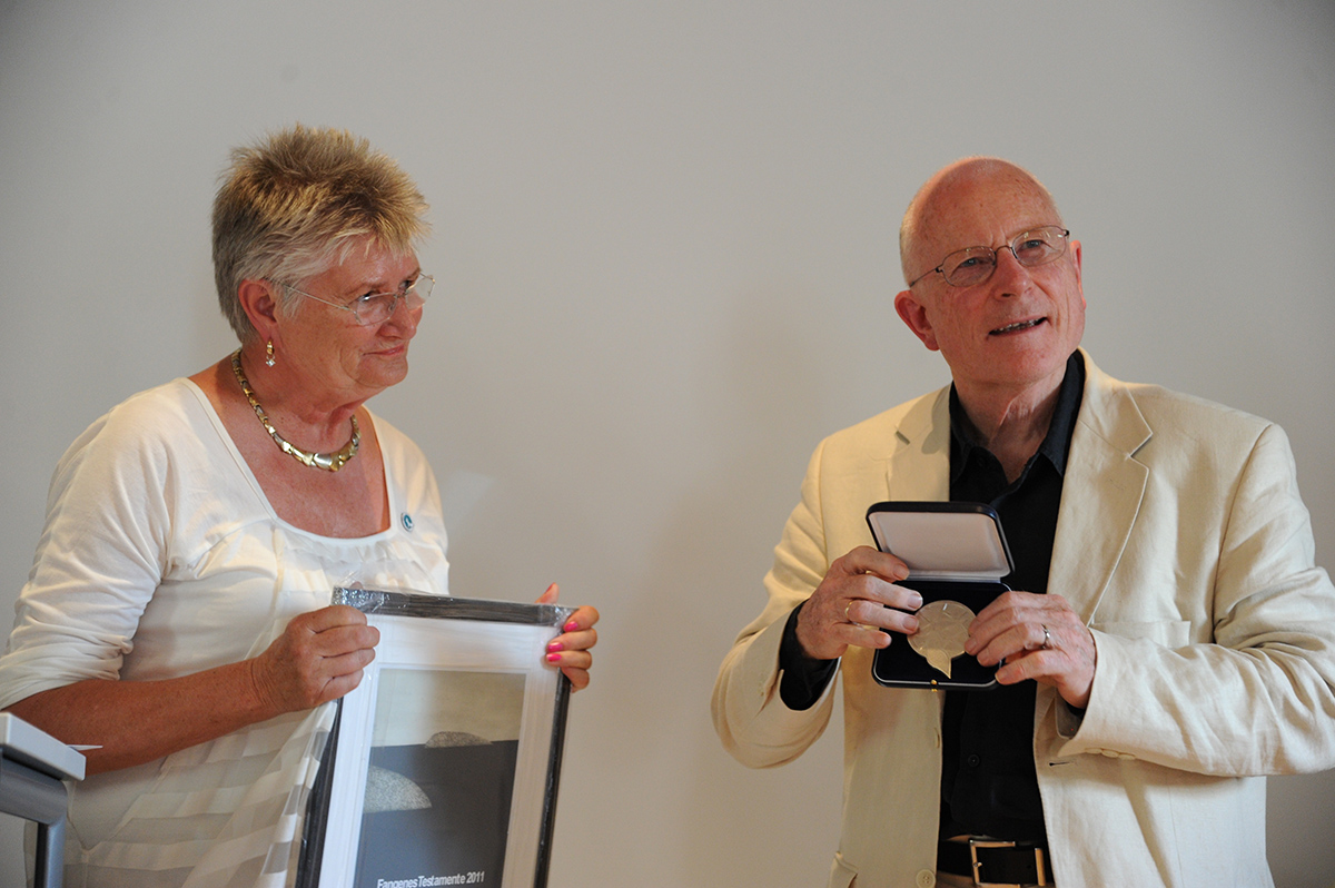 Helga Arntzen overrekker diplom og medalje til Tore Lindholm
