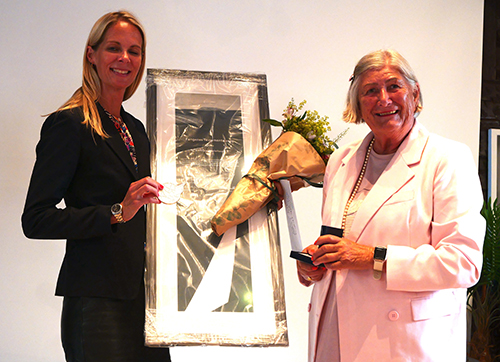 Cathrine Torleifsson mottar prisen fra Helga Arntzen
