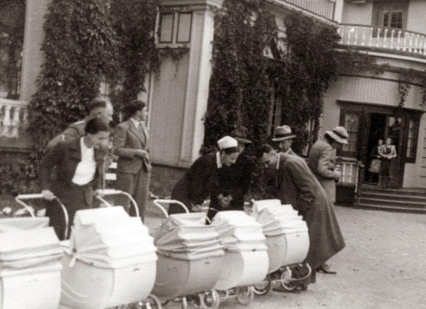 Lederen for "Reichsfrauenfuhrung hauptabteilung Reichsmutterdienst", fru Lienhadt, besøker Lebensborns første mødre- og fødehjem i Norge, "Hurdal Verk", i september 1941 - få uker etter at hjemmet var åpnet. Dette var det første Lebensbornhjemmet som ble etablert utenfor Tyskland. Riksarkivet, Oslo