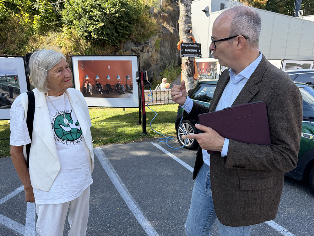 Ungdommer lytter og reflekterer under en skoletur med Aktive Fredsreiser.