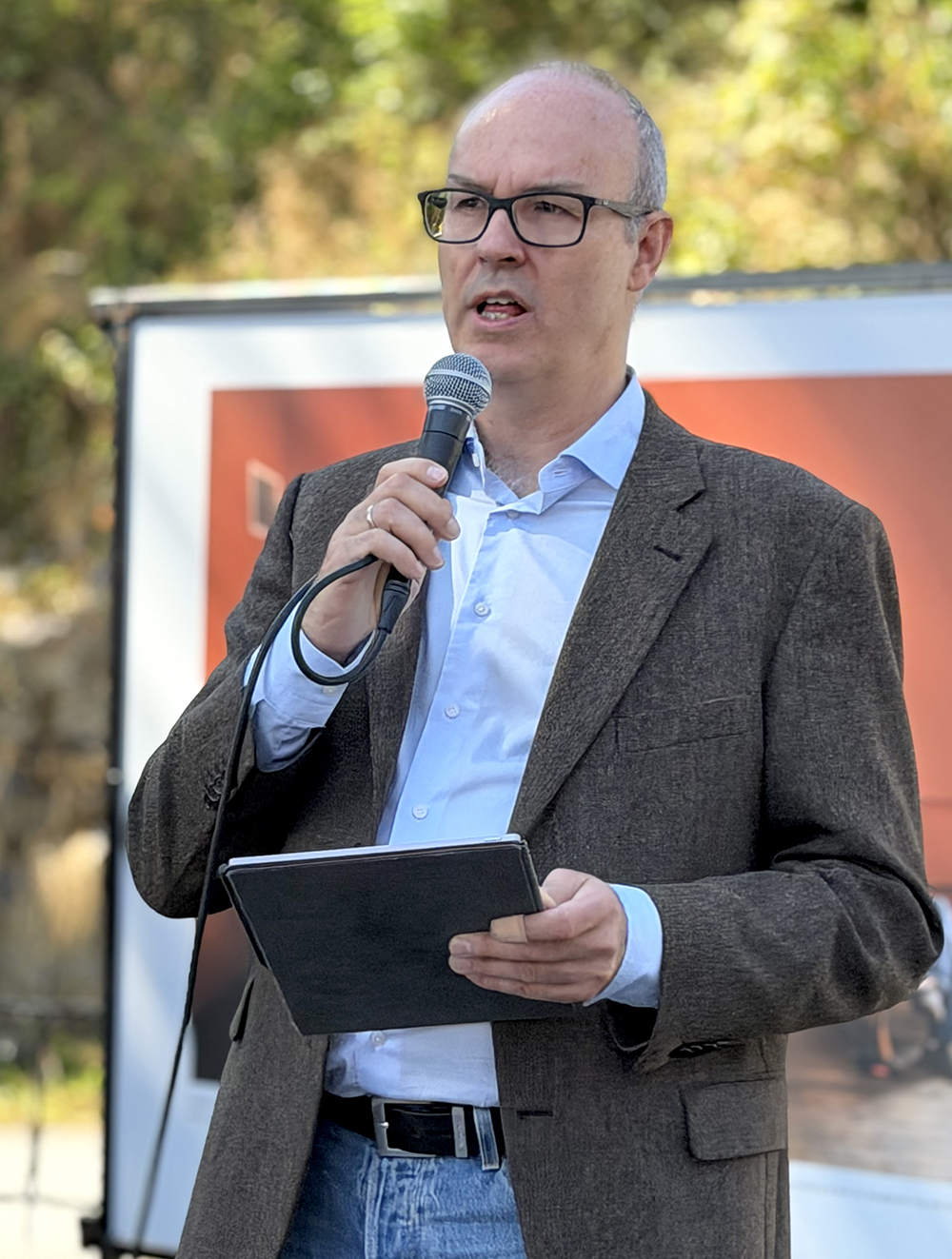 Ungdommer lytter og reflekterer under en skoletur med Aktive Fredsreiser.