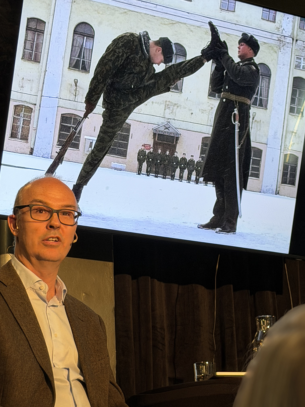 Ungdommer lytter og reflekterer under en skoletur med Aktive Fredsreiser.