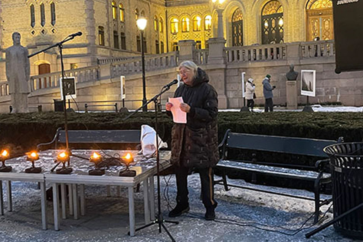 Helga Arntzen foran stortinget når hun mottar jødisk takk for sitt engasjement og arbeid