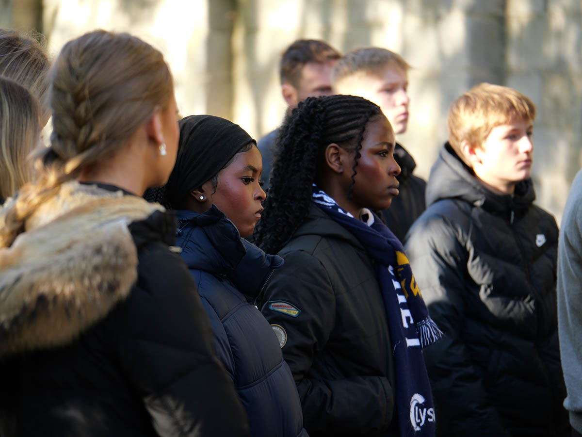 Ungdommer lytter og reflekterer under en skoletur med Aktive Fredsreiser.