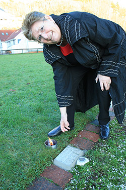 Helga Arntzen legger ned stein for Nobels Fredspris 2014