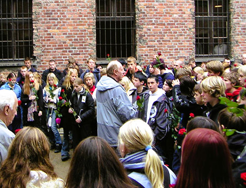 Oddvar Rossevatn med skoleklasser i Auschwitz