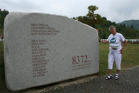 Helga Arntzen ved minnestenen over ofrene i Srebrenica