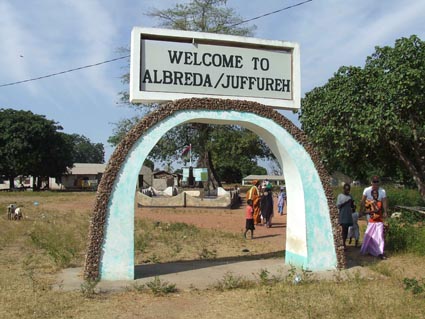 Salgsboder på Albert Marked Gambia, her er det stoff og ferdigsydd drakter å få kjøpt