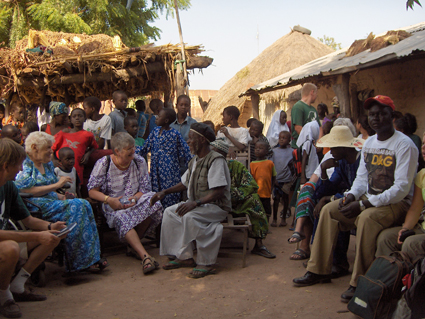 Salgsboder på Albert Marked Gambia, her er det stoff og ferdigsydd drakter å få kjøpt