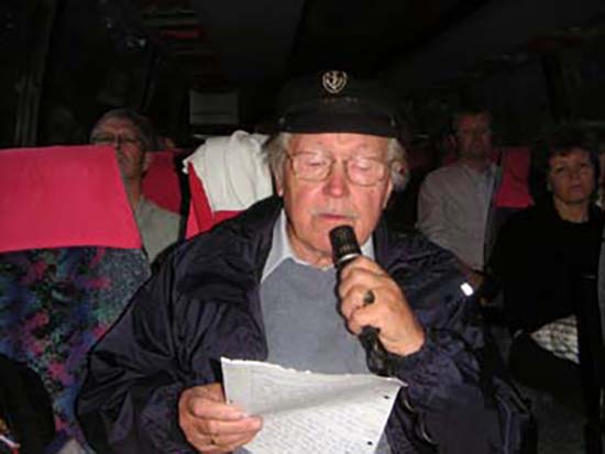 Arnstein som tidsvitne på en av sine mange bussturer med ungdom