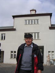 Arnstein Brekke tilbake i Sachsenhausen igjen. Denne gangen som tidsvitne for en norsk skoleklasse